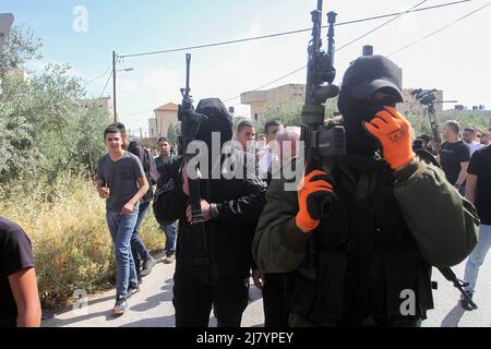 Jenin, Palästina. 11.. Mai 2022. An der Beerdigung des palästinensischen Journalisten Shireen Abu Aqleh, Korrespondenten von Al-Jazeera, nehmen Schützlinge Teil, der von der israelischen Armee bei einem Überfall der Armee auf Jenin im besetzten Westjordanland getötet wurde. Augenzeugen sagten, dass sie eine Journalistenuniform mit Helm und Schild trug, und es war klar, dass sie Journalistin war. Kredit: SOPA Images Limited/Alamy Live Nachrichten Stockfoto