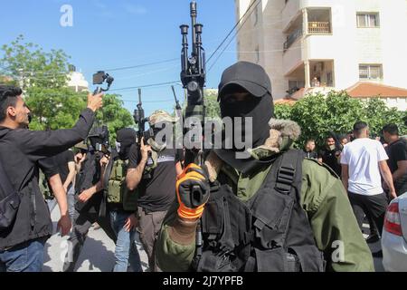 Jenin, Palästina. 11.. Mai 2022. An der Beerdigung des palästinensischen Journalisten Shireen Abu Aqleh, Korrespondenten von Al-Jazeera, nehmen Schützlinge Teil, der von der israelischen Armee bei einem Überfall der Armee auf Jenin im besetzten Westjordanland getötet wurde. Augenzeugen sagten, dass sie eine Journalistenuniform mit Helm und Schild trug, und es war klar, dass sie Journalistin war. Kredit: SOPA Images Limited/Alamy Live Nachrichten Stockfoto