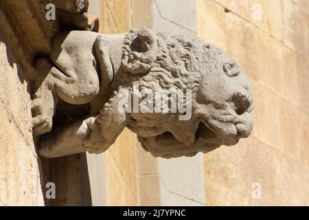 TARRAGONA, SPANIEN - 3. OKTOBER 2019 Detail eines Wasserauslaufs in der Altstadt und Seitenstraßen Stockfoto