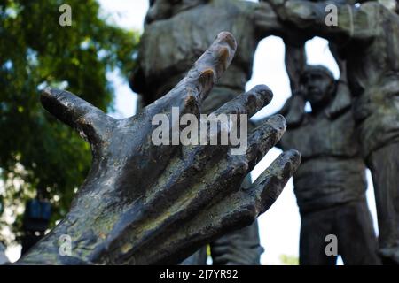 TARRAGONA, SPANIEN - 3. OKTOBER 2019 Handdetail der Bronzeskulptur Monumento a los Castellers von Francesc Anglès i Garcia Stockfoto