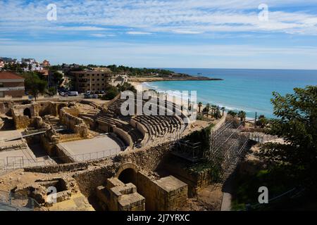 TARRAGONA, SPANIEN - 3. OKTOBER 2019 Römisches Amphitheater mit dem Meer und einem Teil der Stadt im Hintergrund Stockfoto