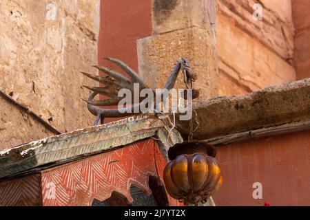 TARRAGONA, SPANIEN - 3. OKTOBER 2019 Dachdetails und Drachenlampe in den Hinterstraßen Stockfoto