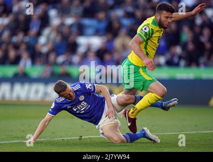 Jamie Vardy von Leicester City fordert Grant Hanley von Norwich City während des Premier League-Spiels im King Power Stadium in Leicester heraus. Bilddatum: Mittwoch, 11. Mai 2022. Stockfoto