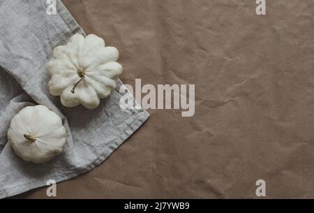 Herbstrahmen aus weißen Kürbissen und Kürbissen, Draufsicht, Kopierbereich. Herbst, Halloween, Thanksgiving-Konzept. Stockfoto