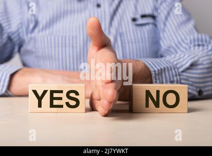 Ja vs. Nein, Auswahl und Entscheidung im Geschäft. Vor- und Nachteile vergleichen. Hochwertige Fotos Stockfoto