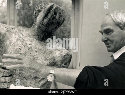 Henry Moore mit einer seiner Skulpturen Stockfoto