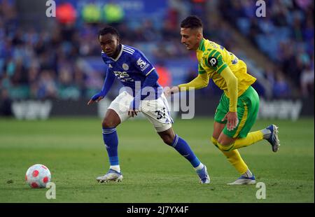 Ademola Lookman von Leicester City (links) und Dimitris Giannoulis von Norwich City kämpfen während des Premier League-Spiels im King Power Stadium, Leicester, um den Ball. Bilddatum: Mittwoch, 11. Mai 2022. Stockfoto