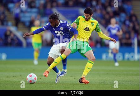 Ademola Lookman von Leicester City (links) und Pierre Lees-Melou von Norwich City kämpfen während des Premier League-Spiels im King Power Stadium, Leicester, um den Ball. Bilddatum: Mittwoch, 11. Mai 2022. Stockfoto