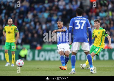 Leicester, Großbritannien. 11.. Mai 2022. Youri Tielemans #8 von Leicester City spielt am 5/11/2022 in Leicester, Großbritannien, den Ball. (Foto von James Heaton/News Images/Sipa USA) Quelle: SIPA USA/Alamy Live News Stockfoto