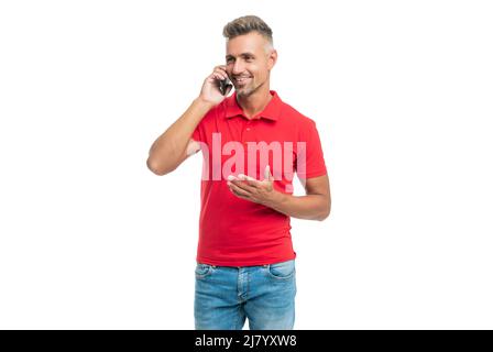 Mann in rotem T-Shirt spricht auf Handy isoliert auf weißem Hintergrund Stockfoto