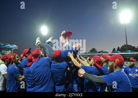 Mlada Boleslav, Tschechische Republik. 11.. Mai 2022. Viktoria Plzen ist sich sicher, die tschechische Fußballliga zu gewinnen, nachdem sie Hradec Kralove noch vor der letzten Runde in Mlada Boleslav, Tschechische Republik, am 11. Mai 2022 besiegt hat. Kredit: Radek Petrasek/CTK Foto/Alamy Live Nachrichten Stockfoto