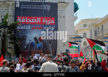 Tunis, Tunesien. 11.. Mai 2022. Journalisten schwenken Flaggen und halten Plakate, die ihre Meinung außerhalb der nationalen Journalistengewerkschaft SNJT zum Ausdruck bringen, während der Proteste gegen den Tod Abu Aqlehs. Al-Jazeera sagte, dass Shereen Abu Aqleh, 51years, eine prominente Persönlichkeit im arabischen Nachrichtendienst des Senders, von israelischen Truppen getötet wurde, als sie über einen Überfall auf das Flüchtlingslager Dschenin im besetzten Westjordanland berichtete. Der israelische Premierminister Naftali Bennett sagte, es sei „wahrscheinlich“, dass sie von einem palästinensischen Schüsse getötet wurde. Kredit: SOPA Images Limited/Alamy Live Nachrichten Stockfoto