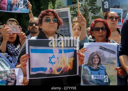 Tunis, Tunesien. 11.. Mai 2022. Journalisten halten während des Protestes gegen den Tod Abu Aqlehs Plakate mit ihrer Meinung außerhalb der nationalen Journalistengewerkschaft SNJT. Al-Jazeera sagte, dass Shereen Abu Aqleh, 51years, eine prominente Persönlichkeit im arabischen Nachrichtendienst des Senders, von israelischen Truppen getötet wurde, als sie über einen Überfall auf das Flüchtlingslager Dschenin im besetzten Westjordanland berichtete. Der israelische Premierminister Naftali Bennett sagte, es sei „wahrscheinlich“, dass sie von einem palästinensischen Schüsse getötet wurde. Kredit: SOPA Images Limited/Alamy Live Nachrichten Stockfoto