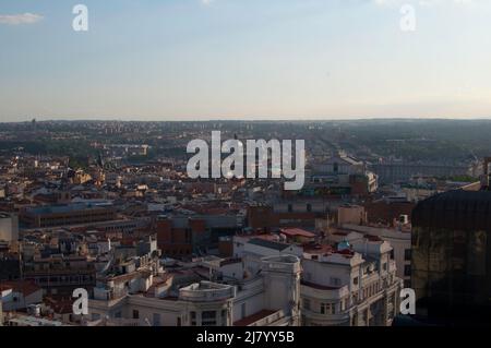 06172010: Luftaufnahme von Madrid von einer Terrasse an der Gran Via. Königspalast und Almudena-Kathedrale in der Ferne. Stockfoto