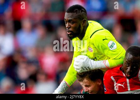 EINDHOVEN, NIEDERLANDE - 11. MAI: Torwart Yvon Mvogo vom PSV Eindhoven, Dirk Proper von N.E.C. während des niederländischen Eredivisie-Spiels zwischen PSV und N.E.C. am 11. Mai 2022 im Philips Stadion in Eindhoven, Niederlande (Foto: Broer van den Boom/Orange Picts) Stockfoto