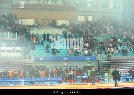 Tunis, Tunesien. 20.. Juni 2007. Tunis, Tunesien 11. Mai 2022. Der letzte tunesische Handballcup in der Sporthalle Rades zwischen Esperance Sportive de Tunis (EST) und dem afrikanischen Club (CA) wurde von den Schiedsrichtern gestoppt, nachdem die Fans der beiden Teams seit den ersten 5 Minuten des Spiels extreme Gewalt ausgebrochen hatten. Bericht über die Gewalt mehr als 10 Verletzte, darunter ein Schwerverletzte, der seinen Nottransport ins Krankenhaus benötigte. (Bild: © Chokri Mahjoub/ZUMA Press Wire) Stockfoto