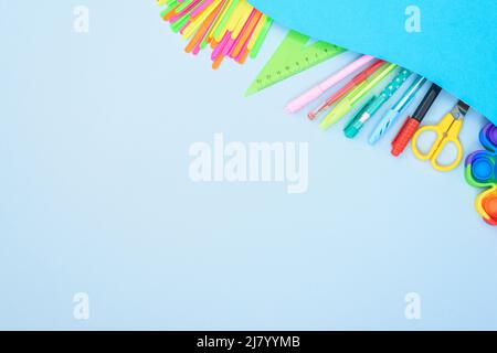 Schule Schreibwaren Rahmen auf blauem Hintergrund, Flatlay mit Copyspace Stockfoto