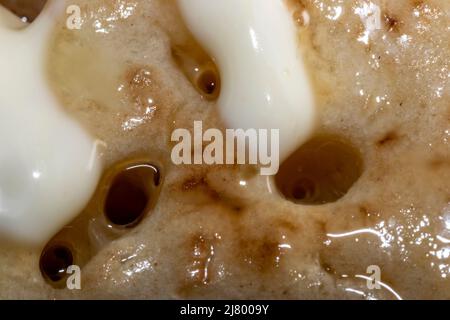 Makro eines Krummtieres mit schmelzendem Butter Stockfoto