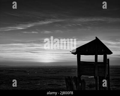 Hölzerner Aussichtsturm und Sonnenuntergang in schwarz-weiß vom Braunsberg, Österreich Stockfoto