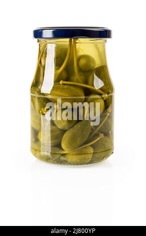 Eingelegte Kaperbeeren in einem Glas isoliert auf weißem Hintergrund. Glas voller Kaperfrüchte aus der Dose. Mediterrane Küche. Marinierte Kapern. Stockfoto