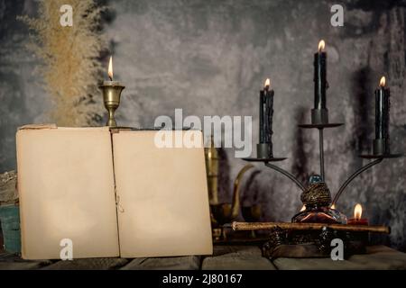 Vintage-Tapete mit Kopierbereich. Antiker Schreibtisch mit Tintenfass und Stift, der ein Buch auf einer Blaupause schreibt. Stockfoto