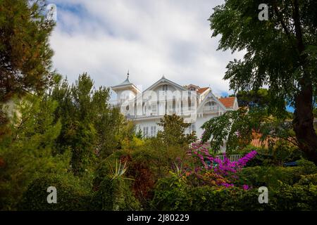 Herrenhaus in Buyukada in Adalar oder Prinzeninseln in Istanbul. Istanbul Türkei - 9.28.2021 Stockfoto