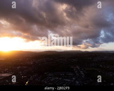 Merthyr Tydfil, South Wales, Großbritannien. 11 Mai '22. Dramatischer Sonnenuntergang an diesem Abend. Quelle: Andrew Bartlett/Alamy Live News. Stockfoto