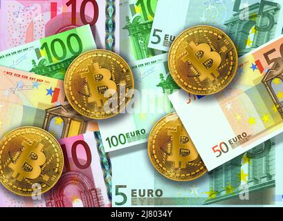 Bitcoin auf Banknoten von hundert Dollar. Tauschen Sie US-Dollar gegen Bitcoin. Kryptowährung auf Dollarscheine. Digitale moderne Zahlungsweise. Concep Stockfoto