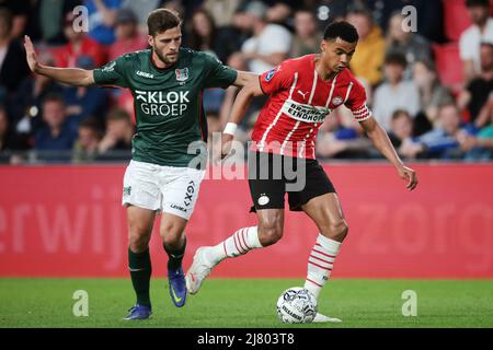 EINDHOVEN - (lr) Javier Vet von NEC, Cody Gakpo von PSV Eindhoven während des niederländischen Eredivisie-Spiels zwischen PSV Eindhoven und NEC im Phillips Stadium am 11. Mai 2022 in Eindhoven, Niederlande. ANP JEROEN PUTMANS Stockfoto