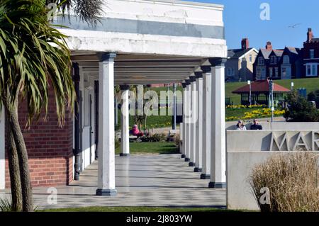 FLEETWOOD. LANCASHIRE. ENGLAND. 03-19-22. Die Kolonnade an der Fassade der Marine Hall, einem Veranstaltungsort für Performance und Events am Meer. Stockfoto