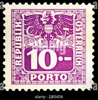 MOSKAU, RUSSLAND - 10. APRIL 2022: In Österreich gedruckte Briefmarke zeigt Wappen und Ziffer, Porto Due Serie, um 1945 Stockfoto