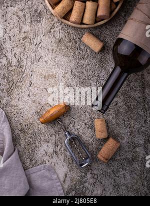 Weinkorken und alter Jahrgangskorkenzieher Stockfoto