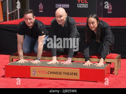 Los Angeles, USA. 11.. Mai 2022. (L-R) Smashing Pumpkins - Jimmy Chamberlin, Billy Corgan und Jeff Schroeder setzen ihre Handdrucke am Mittwoch, dem 11. Mai 2022, im TCL Chinese Theatre in Zement. (Foto: Sthanlee B. Mirador/Sipa USA) Quelle: SIPA USA/Alamy Live News Stockfoto
