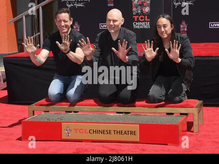 Los Angeles, USA. 11.. Mai 2022. (L-R) Smashing Pumpkins - Jimmy Chamberlin, Billy Corgan und Jeff Schroeder setzen ihre Handdrucke am Mittwoch, dem 11. Mai 2022, im TCL Chinese Theatre in Zement. (Foto: Sthanlee B. Mirador/Sipa USA) Quelle: SIPA USA/Alamy Live News Stockfoto