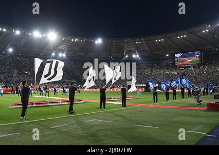Rom, Italien. 11.. Mai 2022. Eröffnungszeremonie mit Flaggen während des Finalmatches der Coppa Italia zwischen dem FC Juventus und dem FC Intenazionale im Stadio Olimpico, Rom, Italien, am 11. Mai 2022. Kredit: Giuseppe Maffia/Alamy Live Nachrichten Stockfoto