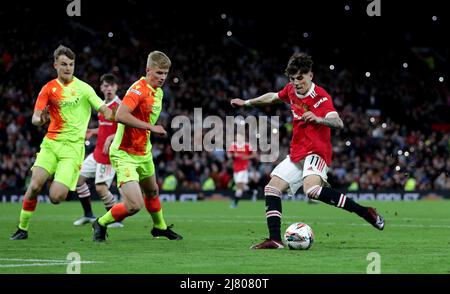 Alejandro Garnacho von Manchester United erzielt im Finale des FA Youth Cup in Old Trafford, Manchester, das dritte Tor des Spiels seiner Seite. Bilddatum: Mittwoch, 11. Mai 2022. Stockfoto