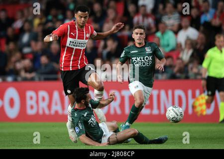 EINDHOVEN - (lr) Cody Gakpo vom PSV Eindhoven, Ivan Marquez von NEC während des niederländischen Eredivisie-Spiels zwischen PSV Eindhoven und NEC im Phillips Stadium am 11. Mai 2022 in Eindhoven, Niederlande. ANP JEROEN PUTMANS Stockfoto