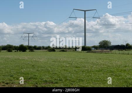 T pylons, die den Hinkley bilden, zeigen auf Avonmouth National Grid Link bei Mark, Somerset, England, Großbritannien Stockfoto