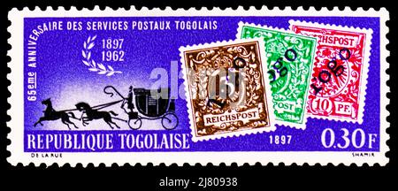 MOSKAU, RUSSLAND - 10. APRIL 2022: In Togo gedruckte Briefmarke zeigt 65 Jahre Briefmarken aus Togo (1962), Serie, um 1963 Stockfoto