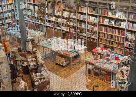 Die Buchhandlung in der Halle Saint-Pierre in der Rue Ronsard 75018 Paris. Stockfoto