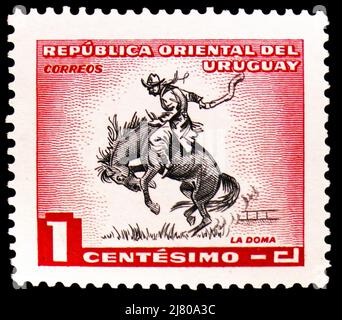 MOSKAU, RUSSLAND - 10. APRIL 2022: Die in Uruguay gedruckte Briefmarke zeigt das einbrechende Pferd Gaucho (Equus ferus caballus), Definitives - Country Motives Stockfoto