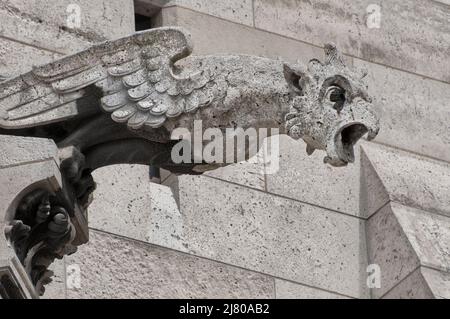 Ein Wasserspeier an der westlichen façade der Basilique du Sacré-Coeur, von der Rue du Chevalier de la Barre aus gesehen. Stockfoto