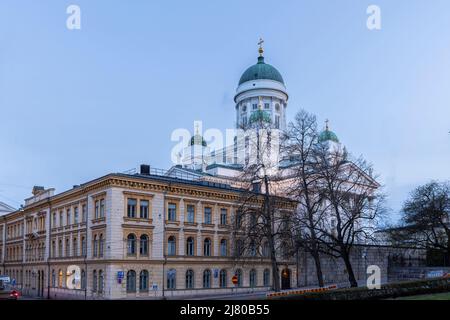 Die Kathedrale von Helsinki wird in einer Frühlingsnacht beleuchtet Stockfoto