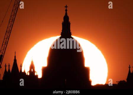 London, Großbritannien. 11.. Mai 2022. Wetter in Großbritannien: Dramatischer Sonnenuntergang am Abend hinter der St. Paul's Cathedral von der Spitze des Greenwich Parks aus gesehen. Kredit: Guy Corbishley/Alamy Live Nachrichten Stockfoto