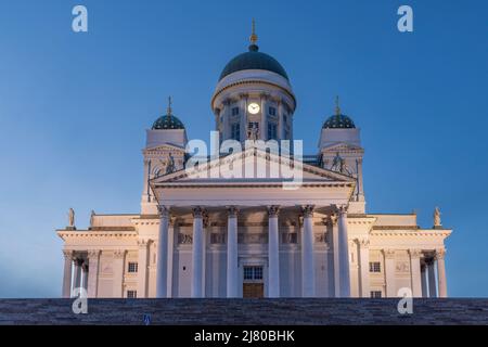 Die Kathedrale von Helsinki wird in einer Frühlingsnacht beleuchtet Stockfoto