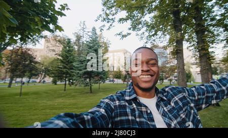 Portrait glücklich fröhlich sorglos afroamerikanischer Mann jung enthusiastisch exited guy Student Teenager männlich hält Kamera Selfie drehen Stockfoto