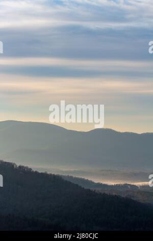 Ein Bergrücken und Wolkenschichten schaffen Linien im Blick vom Tanbark Ridge-Blick auf den Blue Ridge Parkway in Asheville, NC, USA Stockfoto