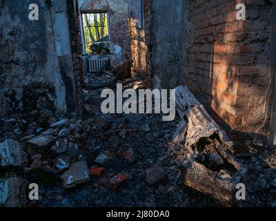 Charkiw Region Charkow, Skovorodinovka, Skovorodinivka, Ukraine - 05.07.2022: Entbeinte Mauern Ruinen Trümmerasche Folgen russische Luftwaffe Stockfoto