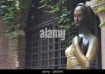 Verona, Italien. 07. Mai 2022: Im Innenhof der Casa di Giulietta (Haus der Julia) steht eine Bronzestatue von Juliet. Quelle: Birju Stockfoto