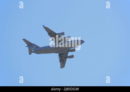 Lake Elsinore, CA - 11. Mai 2022: Transportflugzeug der United States Air Force Boeing C-17A Globemaster III . Stockfoto